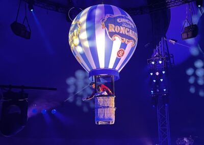 Big Apple Circus, Roncalli, white and blue striped balloon